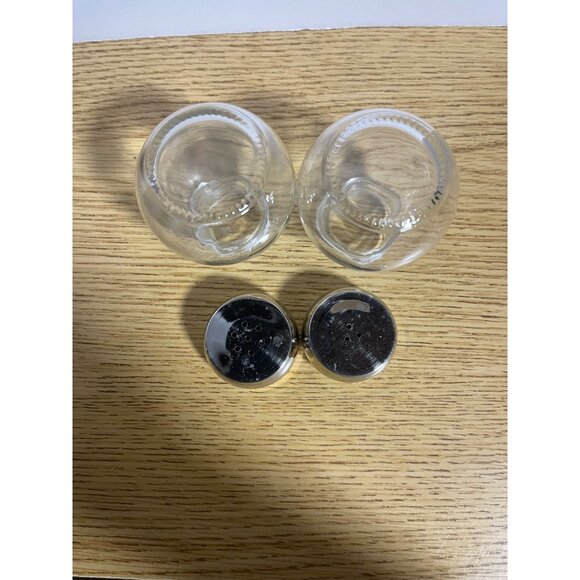 Clear Glass Salt & Pepper Shakers With Metal Screw-On Lids - Picture 4 of 4
